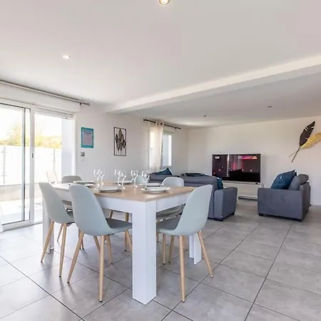 Holiday home Maison Piscine Zenith D'auvergne Clermont Sud La Roche-Blanche (Puy-de-Dome)