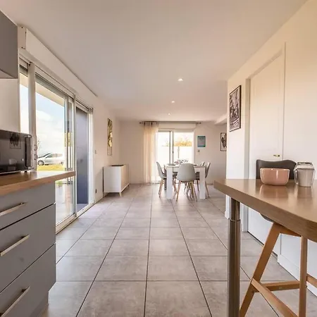 Holiday home Maison Piscine Zenith D'auvergne Clermont Sud La Roche-Blanche (Puy-de-Dome)